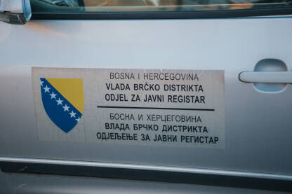 Natpis odjeljenje za javni registar Natpis na autu Vlada Brčko distrikta, odjeljenje za javni registar