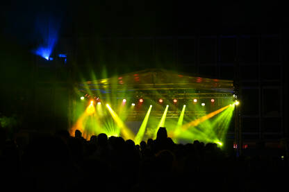Publika ispred bine Publika ispred bine na festivalu. Ljubitelji muzike na rock koncertu. Rasvjeta i osvjetljenje pozornice tokom muzičkog koncerta.