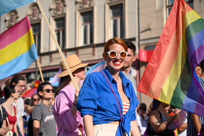 Povorka ponosa, Sarajevo. LGBTIQ Pride. Povorka ponosa, Sarajevo, Bosna i Hercegovina. LGBTIQ Pride. Protest. Borba za LGBTI prava. Građanke i građani šetaju ulicom sa transparentima i zastavama. Ljudska prava.