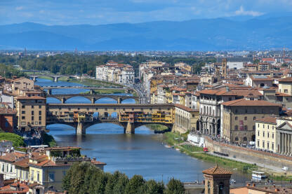 Mostovi u Firenci, Italija Mostovi preko rijeke Arno, koja dijeli Firencu na dva dijela. Prvi most je Stari most, Ponte Vecchio.