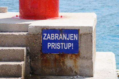 Znal zabranjen pristup na zidu uz obalu.