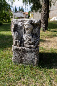Lapidarijum, Glamoč Lapidarijum kod Doma kulture, arheološki nalazi iz raznih epoha. Među njima dominira kamen iz rimskog perioda u koji su uklesani Silvan i Dijana, drevna božanstva lova.