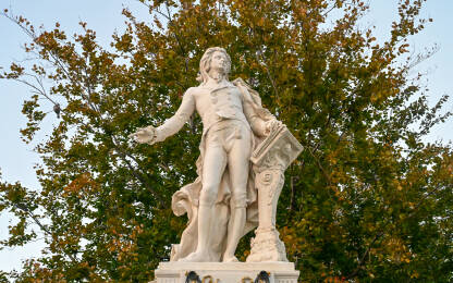 Wolfgang Amadeus Mozart, statua u Beču, Austrija. Wolfgang Amadeus Mozart, statua u Beču, Austrija. Mozart je bio jedan od najuspješnijih i najutjecajnijih skladatelja klasične muzike.