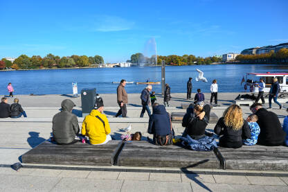Ljudi uživaju u šetnji na suncu. Hamburg, Njemačka. Ljudi uživaju u šetnji na suncu. Hamburg, Njemačka.