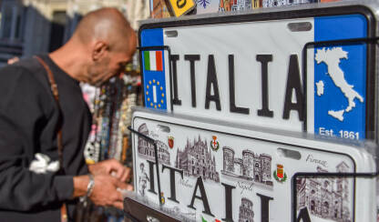 Suveniri u Italiji Suceniri na prodaju u Firenci. Registarske tablice sa natpisom Italija.