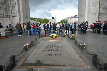 Pariz, Francuska, 8. maj 2023.: Vječni plamen. Ljudi pored Grobnice nepoznatog vojnika ispod Slavoluka pobjede. Turisti.