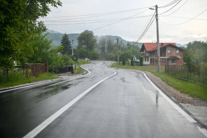 Vožnja autom po mokrom i skliskom kolovozu. Mokra asfaltna cesta.