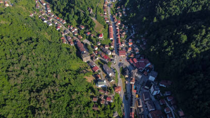 Srebrenica, BiH, panorama grada. Snimak grada dronom.