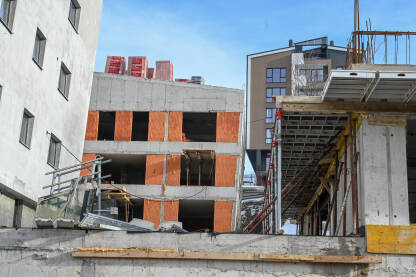 Zgrade u izgradnji Zgrade u izgradnji. Arhitektura. Betoniranje i apartmanizacija. Bespravna i prekomjerna gradnja. Neplanska gradnja.