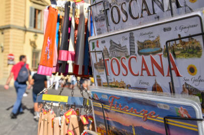 Suvenir iz Toskane Suveniri u Firenci, Italija. Tablica sa natpisom Toskana i talijanskim znamenitostima.