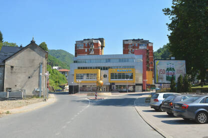 Srebrenica Fotografije srebreničkih ulica u centru grada.
Centar grada, fontana i trgovački centar u Srebrenic, Trg Mihajla Bjelakovića.