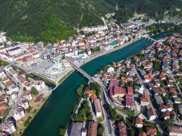 Konjic i rijeka Neretva, Bosna i Hercegovina. Snimak dronom.