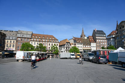 Strasbourg, Francuska: Ljudi i zgrade u centru grada. Strasbourg, Francuska: Zgrade u centru grada. Ljudi hodaju po trgu.