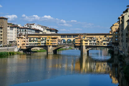 Firenca, Italija: Historijske građevine u centru grada. Most Vecchio preko rijeke Arno. Popularna turistička destinacija.