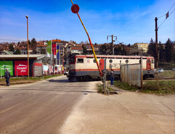 Voz i rampa Spuštanje rampe za automobile kako bi voz mogao proći.