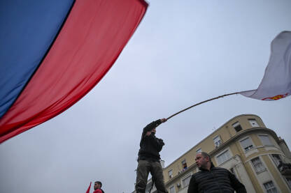 Mladić maše srpskom zastavom na velikom studentskom protestu u Beogradu, 15. marta 2025. godine.