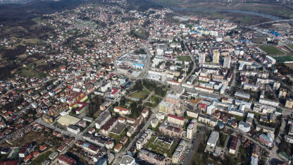 Doboj, snimak dronom. Doboj, snimak dronom. Gradska naselja, zgrade i ulice.