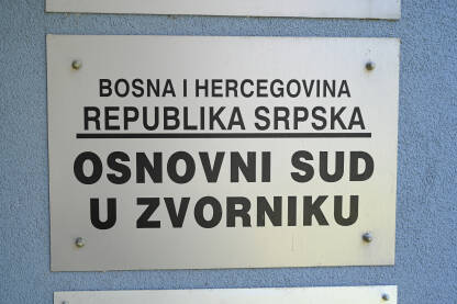 Osnovni sud u Zvorniku Osnovni sud u Zvorniku. Tabla sa natpisom.
