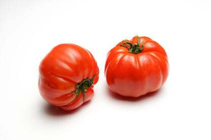 Paradajz, rajčica Paradajz ili rajčica na bijeloj podlozi.
Lat. Solanum lycopersicum je zeljasta biljka iz porodice Solanaceae.