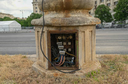 Osigurači i žice unutar stuba javne rasvjete.