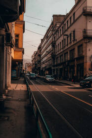 Ulica Mula Mustafe Bašeskije u Sarajevu Šetnja kroz sarajevske ulice, uske, sa gustim saobraćajem i mnoštvom ljudi namalom mjestu.