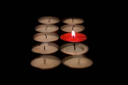 Bijele ugašene svijeće i crvena svijeća koja gori. Ubistvo žene. 

Fotografija besplatna za ilustrovanje medijskih sadržaja o nasilju, svako drugo korištenje je zabranjeno.

Autorka: Svjetlana Panić