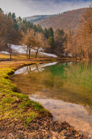 Stojčevac i magične priče Dragulj pod Igmanom, Stojčevac, je posebno mjesto, sa magičnom atmosferom. Jutarnje sunce, u osvit proljeća, sa pogledom prema Igmanu, najavljuje buđenje Prirode.