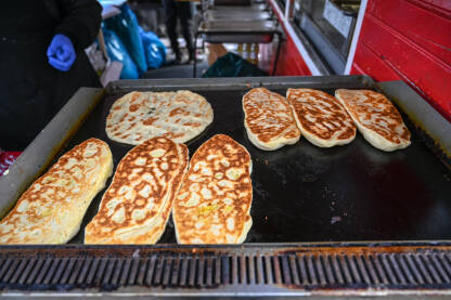 Tradicionalne rumunjske pite Tradicionalne rumunjske pite. Ukusne pite na sajmu u Rumuniji.