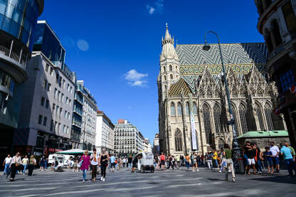 Katedrala na trgu Stephansplatz, Beč Beč, Austrija: turisti istražuju grad. Grupa ljudi na glavnom gradskom trgu. Katedrala na trgu Stephansplatz.