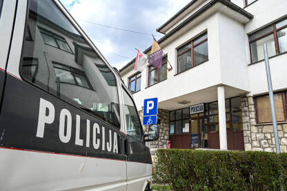 Zgrada policije i policijsko vozilo. Policijska stanica. Zgrada policije i policijsko vozilo.