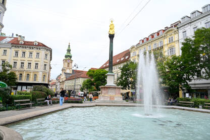 Fontana i spomenik u centru grada Graca, Austrija Graz, Austrija: Fontana i spomenik u centru grada. Ljudi na ulici.