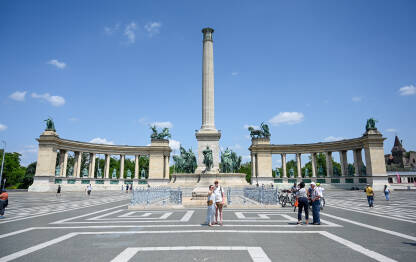 Budimpešta, Mađarska. Trg heroja. Budipmešta, Mađarska. Skulpture i spomenici. Trg heroja. Grupa ljudi na trgu. Turisti u gradu.
