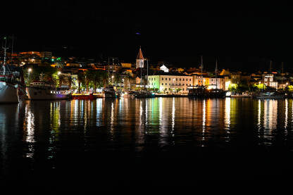 Makarska, Hrvatska. Makarska, Hrvatska noću. Popularno turističko odredište u Dalmaciji. Jadransko more.