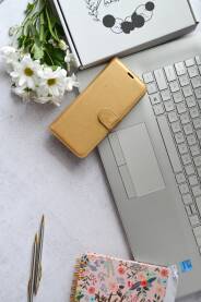 Radni sto Olovke, telefon, notes i laptop na radnom stolu