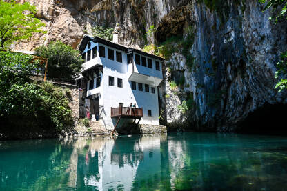 Blagaj, BiH: Tekija pored vrela rijeke Bune. Izvor rijeke Bune. Tekija je nacionalni spomenik Bosne i Hercegovine.