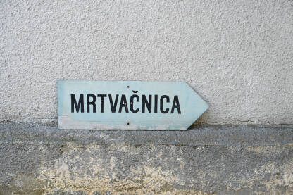 Natpis mrtvačnica. Natpis mrtvačnica u instituciji.