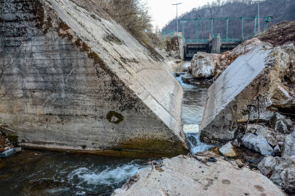 Uništena rijeka nakon izgradnje hidroelektrane i brane. MHE. Betonsko korito. Uništena rijeka nakon izgradnje hidroelektrane i brane. MHE. Mini hidro centrale.