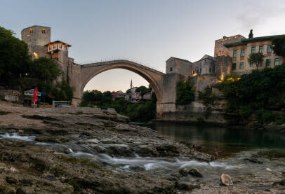 Stari most u Mostaru Stari most i rijeka Neretva u Mostaru u zoru