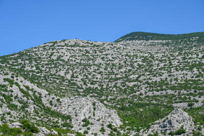 AK1_0774 Planinski pejzaž ljeti. Kamen i stene. Nacionalni park Paklenica, Velebit, Hrvatska.