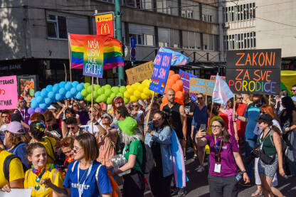 Povorka ponosa 2022 Povorka ponosa u Sarajevu, 2022. godine. Učesnici nose transparente i dugine zastave. Protest za prava LGBTIQ zajednice.