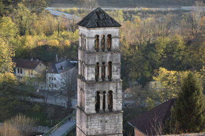 Toranj svetog Luke, Jajce Toranj svetog Luke izgrađen od kamena i sa drvenim krovom na vrhu.