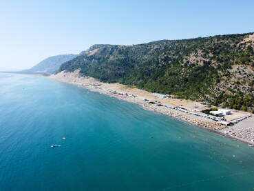 Pješčana plaža i more, snimak dronom. Obala. Ljudi na plaži ljeti.