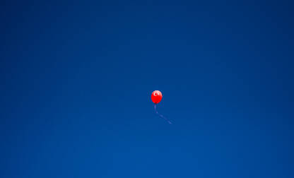 Balon u zraku na kojem je oslikana zastava Republike Turske. Balon u zraku na kojem je oslikana zastava Republike Turske. Crveni balon sa bijelim polumjesecom i zvijezdom.