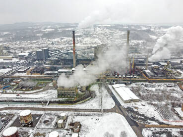 DJI_0454 Dimnjaci iz tvornice zagađuju okoliš. Industrijsko onečišćenje zraka iz fabrike. Otrovni dim iz dimnjaka u industrijskoj zoni tokom zime. Industrijski kompleks, snimak dronom.