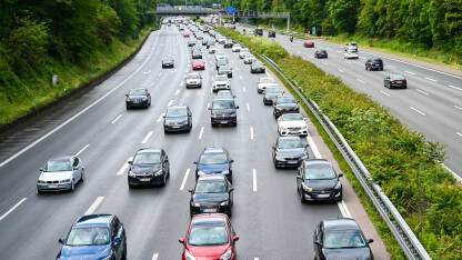 Automobili na autoputu Automobili na autocesti tokom gužve. Vožnja automobila na autocesti. Kretanje automobila, autobusa i kamiona na autoputu. Saobraćajna gužva. Prijevoz.